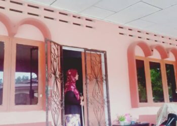 SEORANG penduduk yang dipakai gelang merah jambu termenung di hadapan pintu rumahnya di Kampung Relau, Bandar Baharu, hari ini.