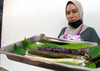 ZALINA Zakaria menunjukkan lemang persisa pulut hitam, asli dan jagung yang dihasilkan di Kampung Benta, Pohon Buluh, Pasir Mas, Kelantan hari ini. - UTUSAN/YATIMIN ABDULLAH
