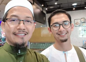 GAMBAR dimuat naik Nik Mohamad Abduh Nik Abdul Aziz di akaun Facebook ketika menyambut anak sulungnya dari Afrika Selatan yang pulang ke tanah air baru-baru ini.