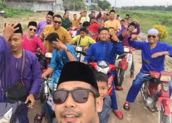 KUMPULAN anak-anak muda yang menyertai baraan atau ziarah pada sambutan Hari Raya Aidilfitri di Kampung Parit Selangor pada 2019 di Pontian, Johor. - UTUSAN/MUHAMMAD ZIKRI