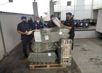 PENGUAT Kuasa KPDNHEP merampas sejumlah kasut disyaki tiruan di Bay Pemeriksaan Rapi Penguatkuasaan Kastam, Lapangan Terbang Antarabangsa Kuala Lumpur (KLIA).