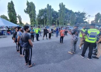 KESEMUA 11 individu dari Chendor, Pahang yang ditahan merentas negeri menggunakan lorong tikus di sempadan Kemaman dibawa ke  Ibu pejabat Polis Daerah (IPD) Kemaman, Terengganu. - UTUSAN/NIK NUR IZZATUL HAZWANI NIK ADNAN