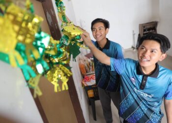 MOHD. Ley Fadzly Plesly (kanan) bersama rakan kolej kediaman menghias ruang bilik sempena sambutan Aidilfitri di Kolej Kediaman Nilam Court, Nilai baru-baru ini. - UTUSAN/ZAKKINA WATI AHMAD TARMIZI