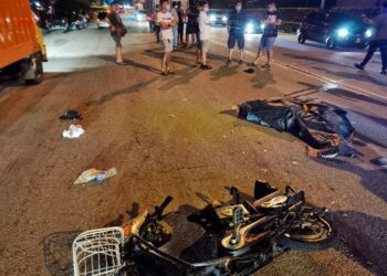 DUA penunggang basikal elektrik maut selepas melanggar sisi kanan sebuah lori ketika melintasi persimpangan Jalan Sena di KM125, Jalan Melaka-Johor Bahru, Batu Pahat.