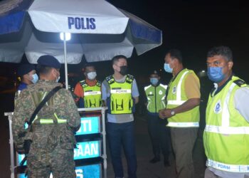 HOO Chang Hook (dua kiri) ketika meninjau lokasi SJR sempena Program KPD Jempol Menyantuni Bekalan Sahur Petugas SJR Kawasan Pentadbiran IPD Jempol, di Jempol pagi tadi.