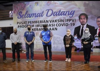 REEZAL Merican Naina Merican (tengah) mengadakan lawatan ke PPV UKM bagi meninjau sukarelawan myVAC  yang bertugas di PPV berkenaan, di UKM, Bangi.