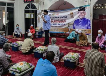 ABDUL Azeez Abdul Rahim hadir menyampaikan sumbangan kotak barangan makanan kepada golongan asnaf pada Majlis Penyampaian Ziarah Kasih Ihya' Ramadan di Kampung Bakai, Baling hari ini. -  UTUSAN/NORLIA RAMLI