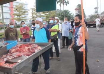 ORANG ramai berbaris panjang bagi mendapatkan bekalan daging lembu segar di Pasar Tani Khas di Stadium Mini Pontian, Johor. -UTUSAN/MUHAMMAD ZIKRI