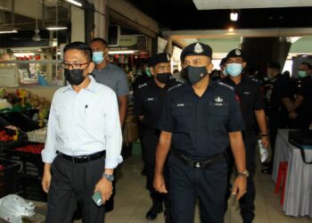 AYOB Khan Mydin Pitchay (kanan) meninjau pematuhan SOP di Pasar Awam Larkin di Johor Bahru, Johor. -UTUSAN/BAAZLAN IBRAHIM