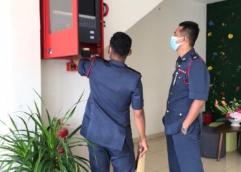 KHAIRIL Adli Zakaria melihat (kanan) memeriksa kotak 'fire panel' semasa Pemeriksaan Menghapus Bahaya Kebakaran di hotel sekitar Bidor hari ini.