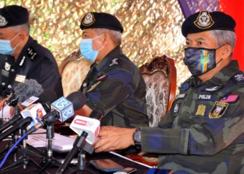 ABD. Rahim Jaafar (kanan) pada sidang akhbar di Taman Desa Impian, Senai di Johor. -UTUSAN/RAJA JAAFAR ALI