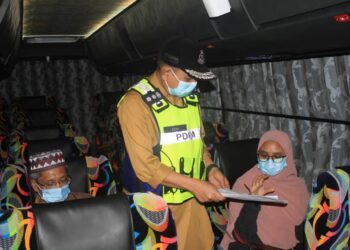 NOORZAINY Mohd. Noor melakukan pemeriksaan dalam kalangan penumpang bas ketika operasi di terminal bas Penang Sentral, Butterworth, Pulau Pinang.