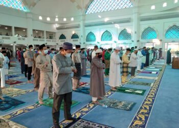 JEMAAH menunaikan solat sunat Aidilfitri di Masjid Sultan Iskandar, Bandar Dato Onn di Johor. -UTUSAN/KHAIRUL MOHD ALI