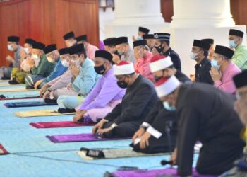 TENGKU Hassanal Ibrahim Alam Shah (duduk, enam dari kiri, baju Melayu biru muda) berkenan berangkat menunaikan solat sunat Aidilfitri di di Masjid Negeri, Masjid Sultan Ahmad 1 di Kuantan, Pahang. - UTUSAN/SHAIKH AHMAD RAZIF