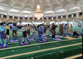 TUN AHMAD FUZI Abdul Razak menunaikan solat sunat Aidilfitri di Masjid Negeri Pulau Pinang kira-kira pukul 8.50 pagi diiringi isteri, Toh Puan Khadijah Mohd. Nor.
