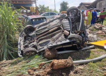KEADAAN kereta Proton Gen-2 yang terlibat kemalangan dengan sebuah kereta Myvi di Jalan Hutan Kampung, Alor Setar,  hari ini.