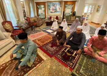 MUHYIDDIN Yassin menjadi imam solat sunat Aidilfitri di rumah bersama ahli keluarga dan pembantu rumah di kediamannya, hari ini. - UTUSAN/IHSAN FB PM