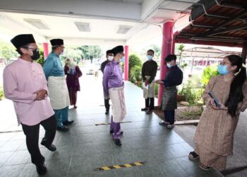 KEMENTERIAN Pengajian Tinggi dan Universiti Putra Malaysia menyantuni pelajar yang tidak pulang ke kampung dan menyambut Aidilfitri di kampus UPM di Serdang.