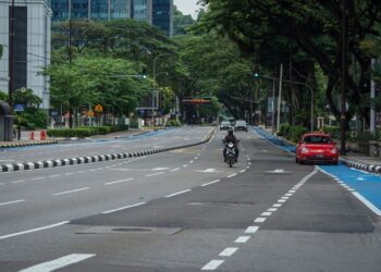 SUASANA di Jalan Ampang, Kuala Lumpur yang lengang pada hari kedua Aidilfitri. - UTUSAN/FARIZ RUSADIO