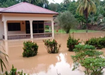 KEADAAN sebuah rumah yang dinaiki air sejak petang semalam di Kampung Batu Kapor, Mentakab di Temerloh, Pahang.