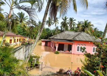 SEBANYAK 70 buah rumah terjejas dalam banjir kilat yang berlaku di Felda Jelai 4, Tampin, awal pagi tadi.- UTUSAN/MEDIA SOSIAL
