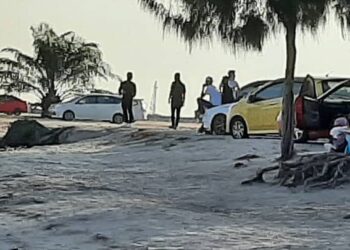 KEADAAN di Pantai Klebang, Melaka yang dipenuhi orang ramai meskipun negeri ini sedang dalam fasa PKP. - UTUSAN/AMRAN MULUP
