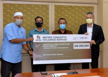 HO Kong Soon (kanan) menyerahkan cek sumbangan pembinaan surat Tiara Sendayan sebanyak RM200,000 kepada Shahrizaila Khairuddin (kiri) sambil disaksikan oleh Aminuddin Harun (dua dari kanan) di Seremban baru-baru ini.