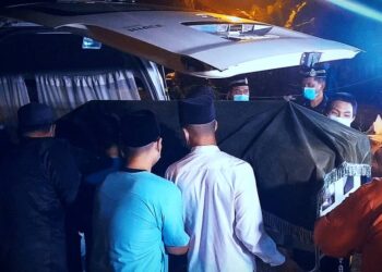 ALLAHYARHAM Haziq Kamaruddin selamat dikebumikan di kampung halaman isterinya di Tanah Perkuburan Taman Koperasi Serkam Darat, Melaka. - UTUSAN/HADI AB. MANAP