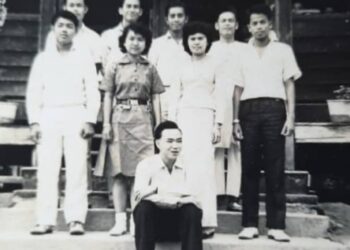 OMAR Azman Mohamad (berdiri depan, kiri) bersama rakan-rakan guru di Sekolah Melayu Durian Tawar, Temerloh, Pahang sekitar tahun 1958.