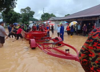 HUJAN lebat yang turun sejak awal pagi tadi mengakibatkan beberapa kawasan di Melaka banjir.