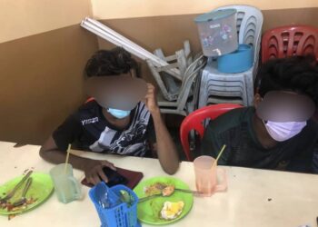 DUA pelanggan yang makan dalam kedai antara enam individu yang dikenakan kompaun ketika operasi pematuhan SOP PKP di Bahau, Jempol semalam.