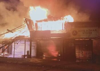 KEBAKARAN memusnahkan empat buah kedai di pekan Parit Raja, Ayer Hitam, di Batu Pahat, Johor.