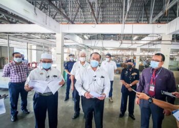 JAGDEEP Singh Deo (tengah) dalam sidang akhbar selepas melakukan pemeriksaan mengejut di Pasar Awam Bagan Ajam di Butterworth, Pulau Pinang.