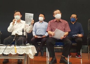 CHOW Kon Yeow (kiri) dan Lim Guan Eng (kanan) dalam sidang akhbar mengenai isu bekalan vaksin di Komtar, Pulau Pinang.