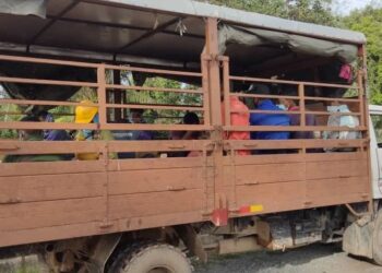 SERAMAI 12 individu dikenakan kompaun sebanyak RM1,500 setiap seorang selepas dikesan tidak mempunyai surat kebenaran rentas negeri daripada pihak polis dalam satu pemeriksaan di SJR Outer 12, Kilometer Satu, Jalan Rompin- Pasir Besar, Gemas, Jempol. - UTUSAN/IHSAN POLIS