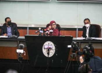 Dzulkefly dan Siti Mariah dalam sidang akhbar khas di Bangunan Annexe SUK Shah Alam, Selangor hari ini.-UTUSAN/ZULFADHLI ZAKI