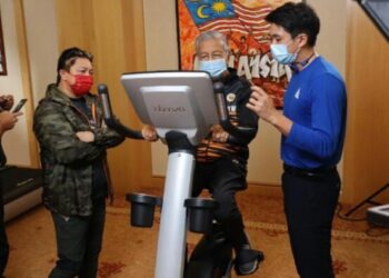 AZALINA Othman Said (kiri) bersama Dr. Mahathir Mohamad (tengah) ketika sesi rakaman bekas Perdana Menteri dilantik sebagai ikon ‘Active Aging Center’ di Yayasan Kepimpinan Perdana, Kuala Lumpur.