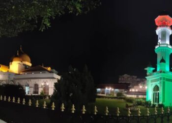 MASJID Kapitan Keling di Jalan Buckingham, Georgetown bermandikan cahaya lampu berwarna bendera Palestin sebagai tanda solidariti menyokong perjuangan Palestin.