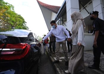NOOR Neelofa Mohd. Noor dan Muhammad Haris berjalan keluar dari Mahkamah Majistret Seremban di Seremban 2, Seremban hari ini selepas mengaku tidak bersalah atas tiga pertuduhan gagal mematuhi prosedur SOP PKPB yang dikenakan terhadap mereka.-UTUSAN/MOHD. SHAHJEHAN MAAMIN