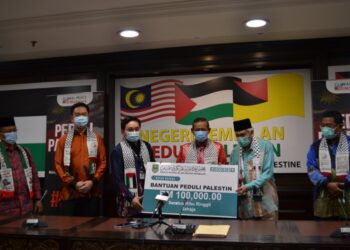 AMINUDDIN Harun (tiga dari kanan) menyempurnakan majlis pelancaran Bantuan Peduli Palestin Peringkat Negeri Sembilan di Wisma Negeri, Seremban. - UTUSAN/ZAKKINA WATI AHMAD TARMIZI