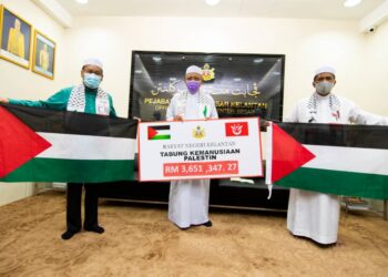 AHMAD Yakob (tengah) bersama replika cek berjumlah lebih RM3 juta yang berjaya dikutip menerusi Tabung Kemanusiaan Palestin oleh kerajaan Kelantan di Kota Bharu. - UTUSAN/ZULHANIFA SIDEK