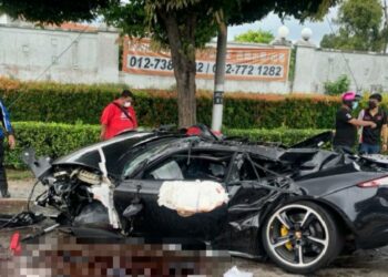 KEADAAN Porsche Coupe dipandu mangsa yang remuk selepas hilang kawalan dan merempuh kenderaan MPV jenis Toyota Vellfire di Jalan Kluang berdekatan Taman Koperasi Bahagia, Batu Pahat, Johor.