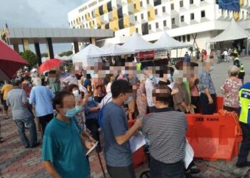 KEADAAN sesak di Pusat Pemberian Vaksin Stadium Indera Mulia di Ipoh.  - UTUSAN/MEDIA SOSIAL