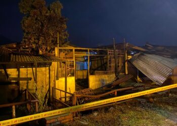 KEADAAN kedai yang terbakar dalam kejadian di Jalan Lee Ling Hin di Menglembu, Ipoh. - UTUSAN/IHSAN JBPM