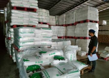 PARA peniaga yang dilantik perlu memberikan laporan status kedudukan barangan keperluan secara harian kepada KPDNHEP negeri bagi memastikan bekalan sentiasa mencukupi untuk pengguna. - UTUSAN/MUHAMMAD SHAHIZAM TAZALI