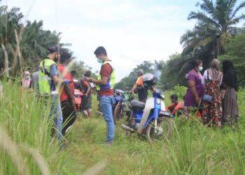 SEBAHAGIAN individu yang ditahan polis ketika menggunakan laluan tikus di tiga lokasi utama di Tasek Gelugor untuk merentas antara Pulau Pinang dan Kedah tanpa surat kebenaran PDRM. - UTUSAN/MUHAMMAD FIRDAUS AMRAN