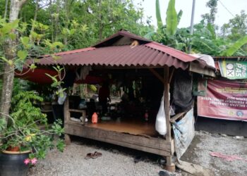 SEBUAH pondok yang menjadi lokasi seramai 16 lelaki ditahan ketika berkumpul untuk membeli air ketum di Kampung Sungai Layar Hujung, Sungai Petani.