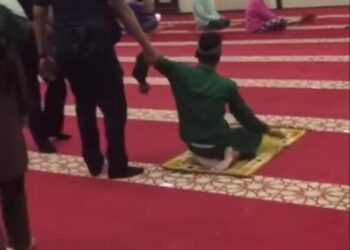 SEORANG lelaki yang membawa sebilah pisau ditahan polis selepas melakukan kekecohan di dalam sebuah masjid di Taman Tun Sardon, Gelugor, Pulau Pinang.