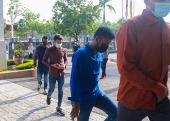 SEBAHAGIAN pekerja warga asing tiba di pekarangan Kompleks Mahkamah Seremban, Seremban 2 bagi didakwa atas dua pertuduhan di Mahkamah Majistret Seremban atas kesalahan merentasi batu halangan (barrier) dan kawat duri yang diletakkan oleh pihak berkuasa di Nilai, Seremban pada 16 Mei lalu. - UTUSAN/MUHAMMAD IZZAT TERMIZIE