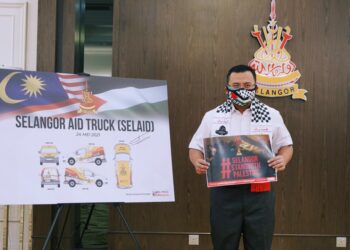 AMIRUDIN Shari ketika pelancaran tabung kemanusian Selangor Prihatin di kediaman rasminya di Seksyen 7, Shah Alam Selangor.